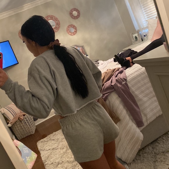 New York Brandy Melville Cropped Crew - Picture 2 of 2